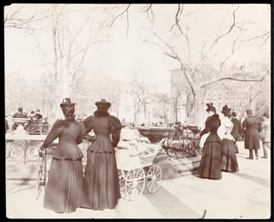 Udsigt over kvinder med barnevogne ved et springvand i Madison Square Park, New York, ca. 1905 (sølv gelatinetryk)